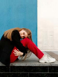 dziewczyna siedząca na chodniku